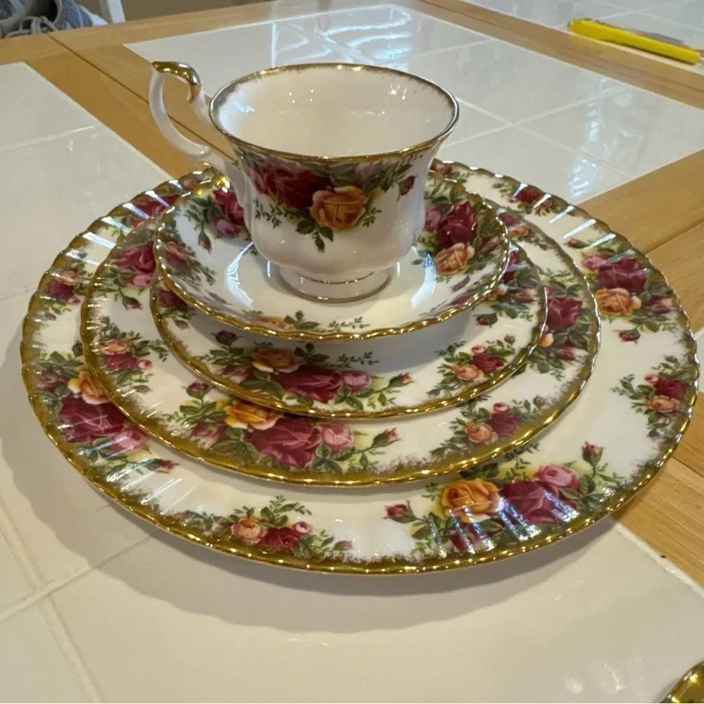 Royal Albert 1962 Country Roses 5 Piece Set Bone China Dinnerware Set